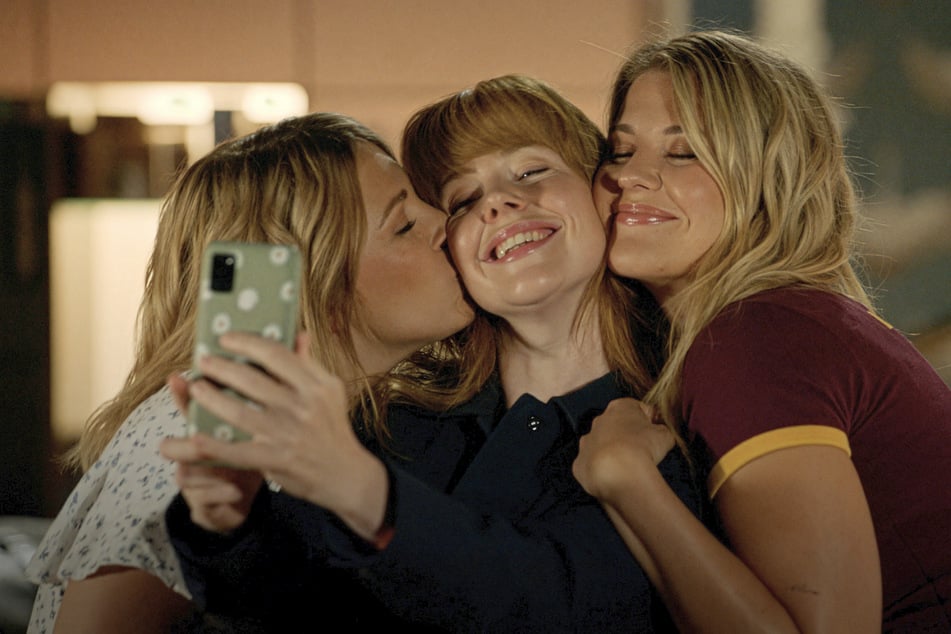 Noch einmal ein Selfie: Toni verabschiedet sich von Lilly (l.) und Alicia (r.).
