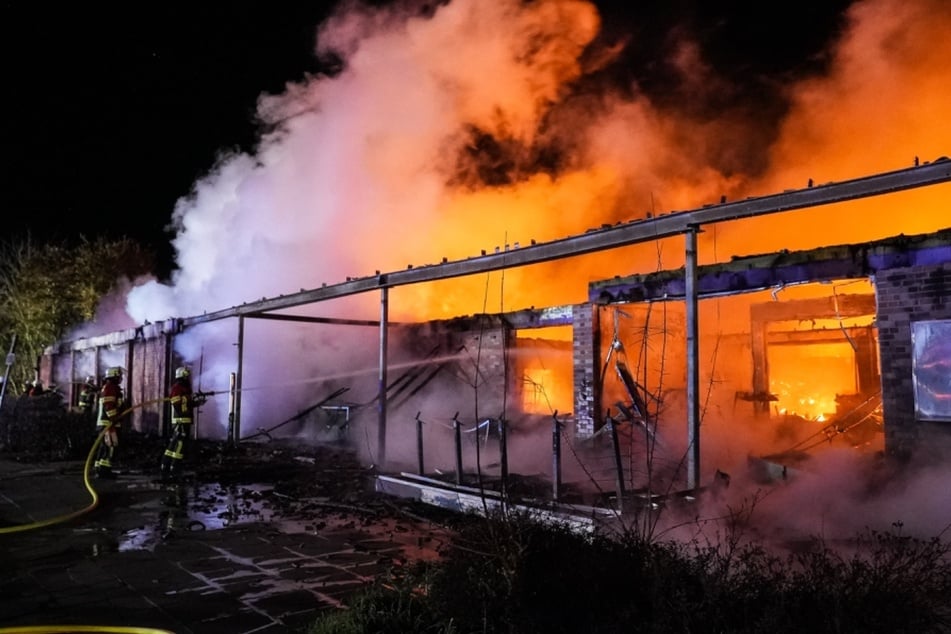 Die Löscharbeiten der Feuerwehr gestalteten sich schwierig.