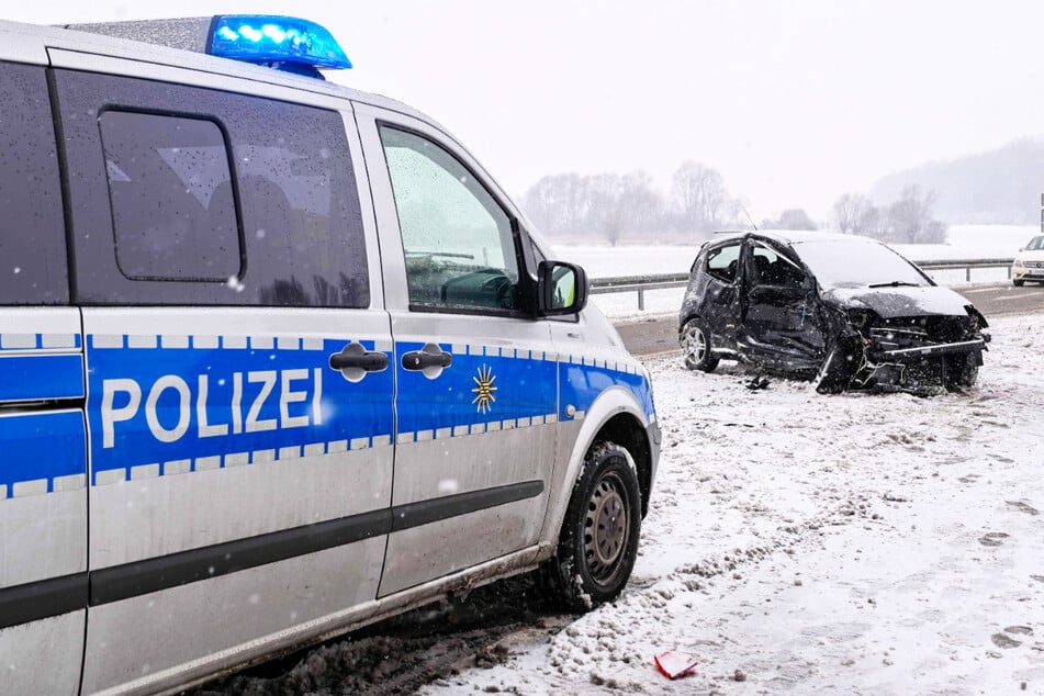 Nach bisherigen Erkenntnissen der Polizei wurden die beiden Fahrer der Autos verletzt.