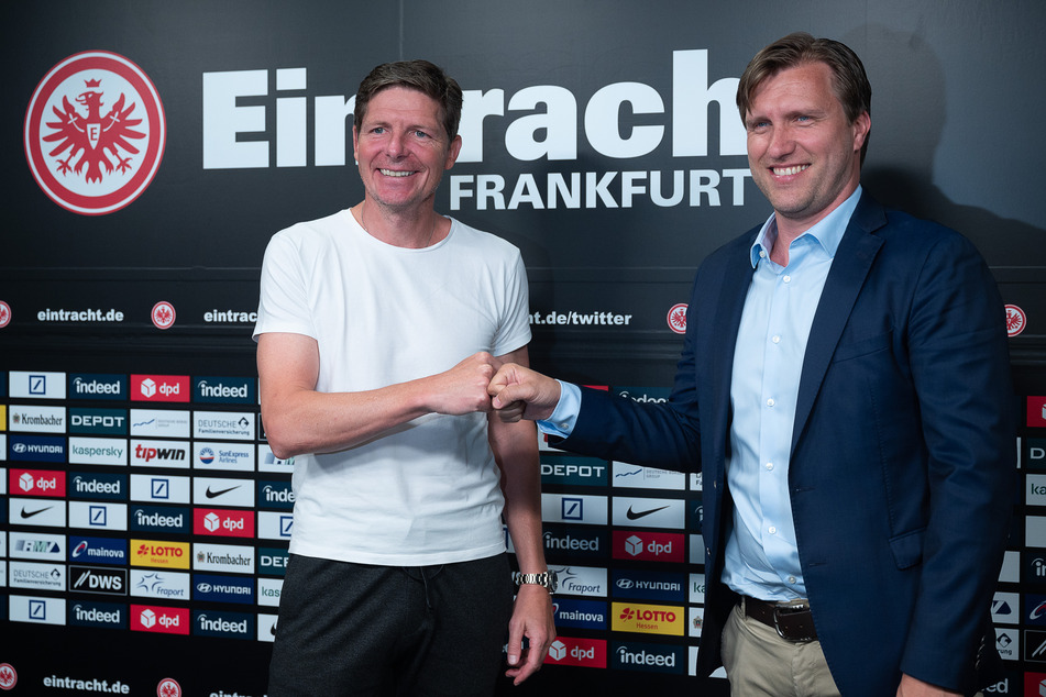 Eintracht Frankfurts Trainer Oliver Glasner (48, l.) und Sportvorstand Markus Krösche (42) bei der Vorstellungs-PK des Österreichers im Juni 2021.