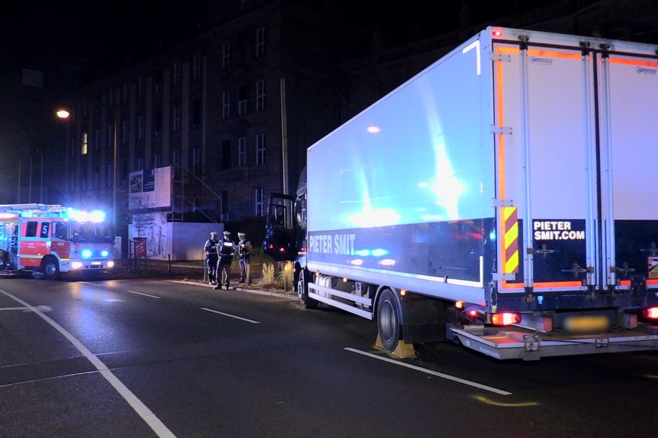 Die Düsseldorfer Polizei sicherte nach dem Unfall des niederländischen Lkw-Fahrers (50) in der Nacht zu Mittwoch die Spuren.