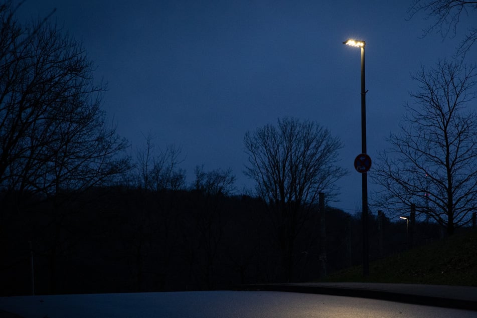 Diebe schalten Straßenlaternen für Raubzug auf Firmengelände aus