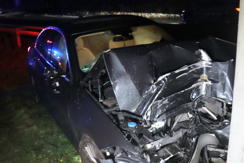 Der BMW musste abgeschleppt werden.