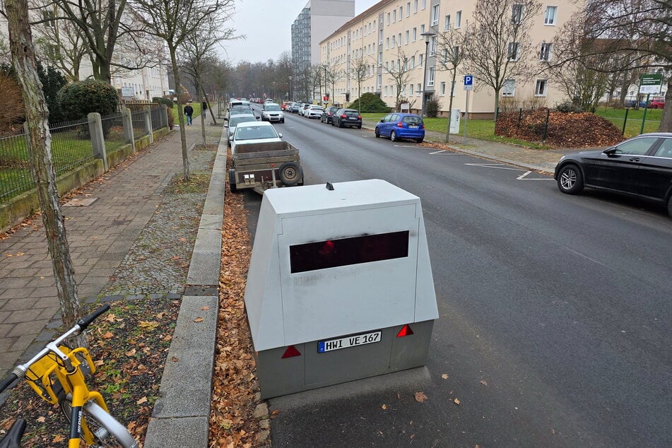 Mithilfe von solchen mobilen Blitzern überwachen die Kommunen den Verkehr.