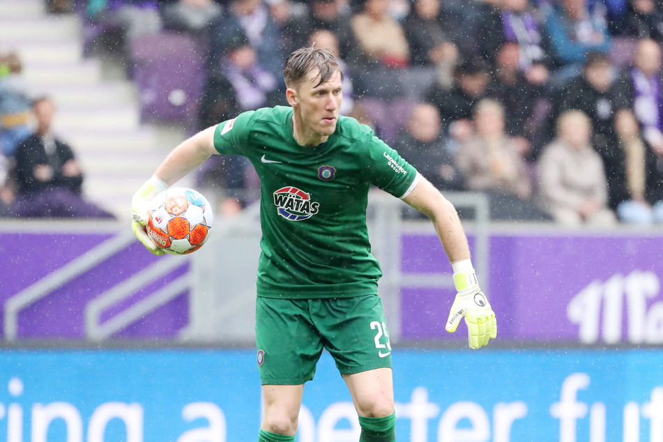 Aue-Keeper Philipp Klewin (28) verlängerte seinen Vertrag bei den Veilchen.
