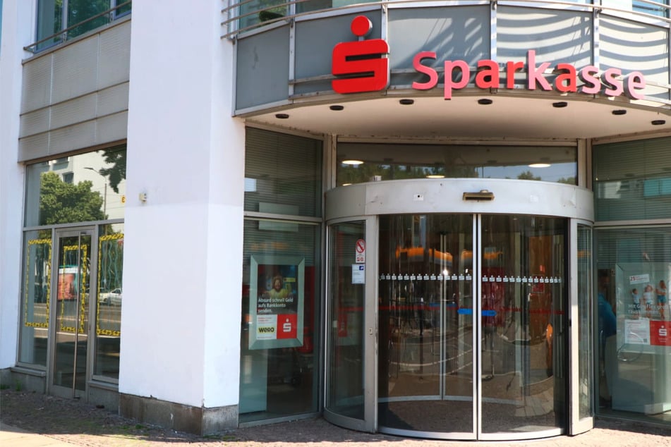 Die Sparkassen-Filiale in Leipzig-Connewitz befindet sich direkt an der Haltestelle "Connewitzer Kreuz".