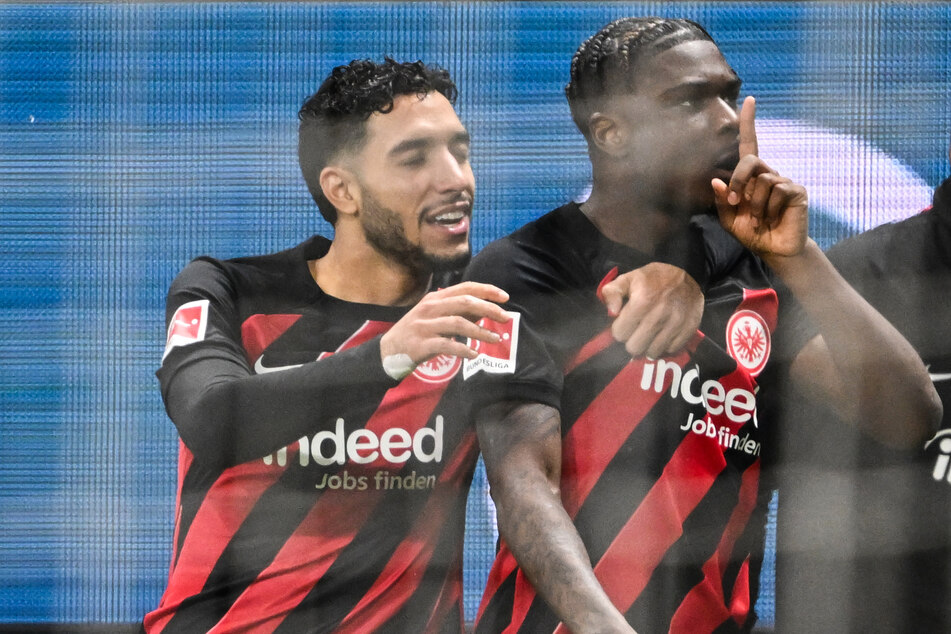 Eric Junior Dina Ebimbe (23, r.) wird Eintracht Frankfurt in dieser Transferperiode wohl doch nicht verlassen.