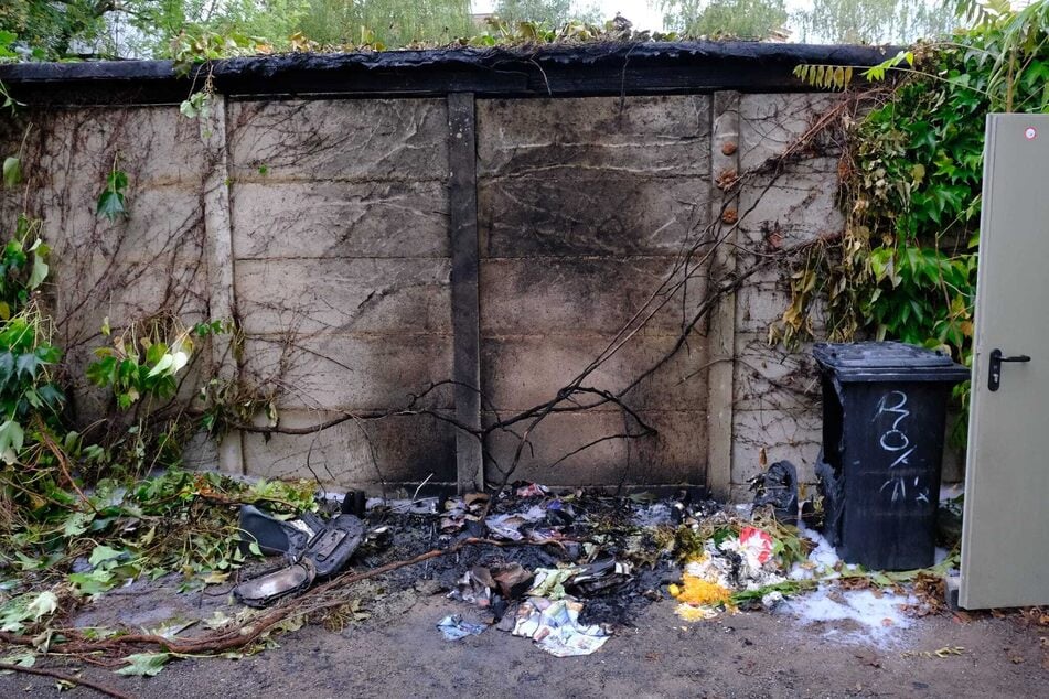 In Leipzig-Altlindenau brannten in der Nacht zu Dienstag ein Dutzend Mülltonnen und eine Garage.