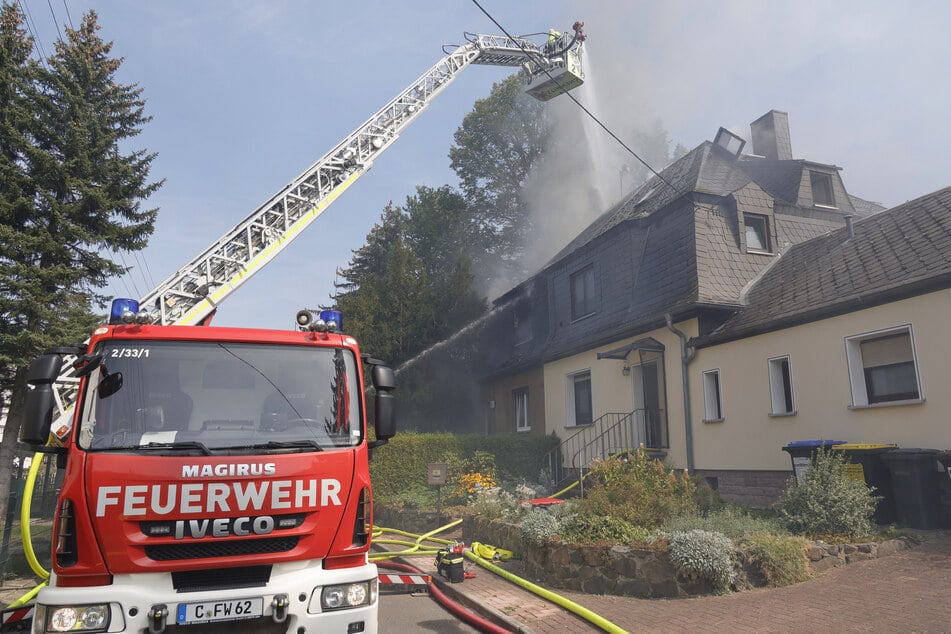 Die Feuerwehr hatte alle Hände voll zu tun. Schlussendlich gelang es den Einsatzkräften aber, den Brand zu löschen.