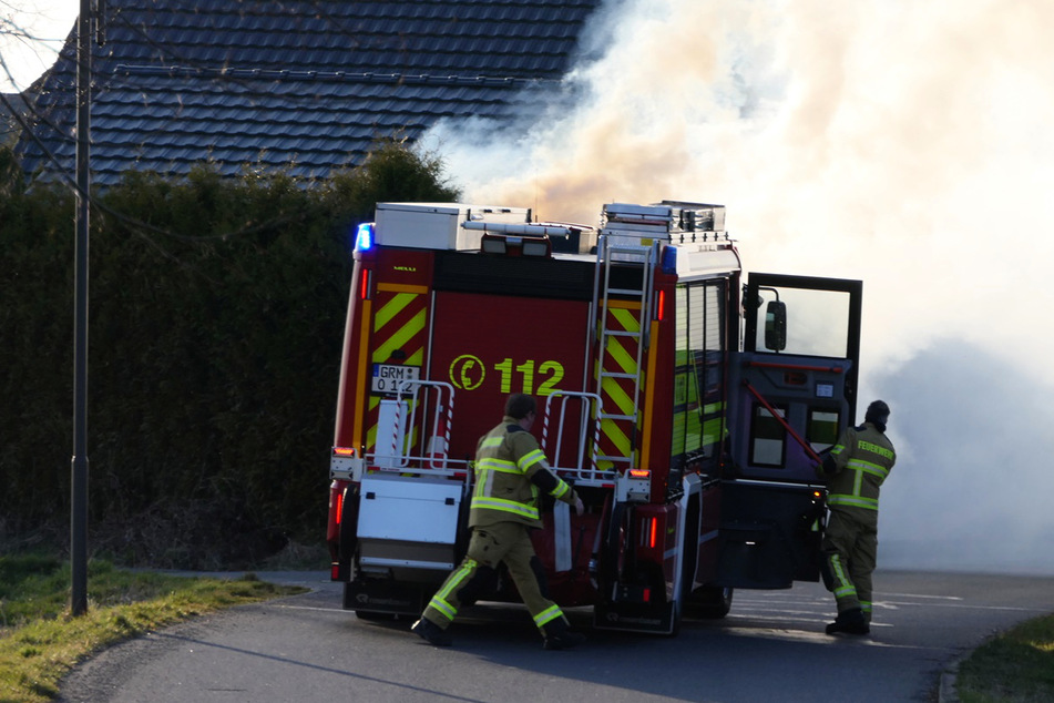 Leipzig: Riesen-Rauchwolke bei Grimma: Feuerwehr bewahrt Haus vor Brand