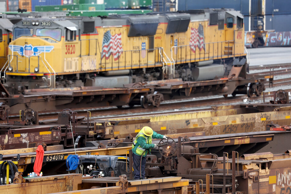 Four unions within the Railroad Workers United have decided to reject a labor contract, opening the possibility of a nationwide strike in the US.
