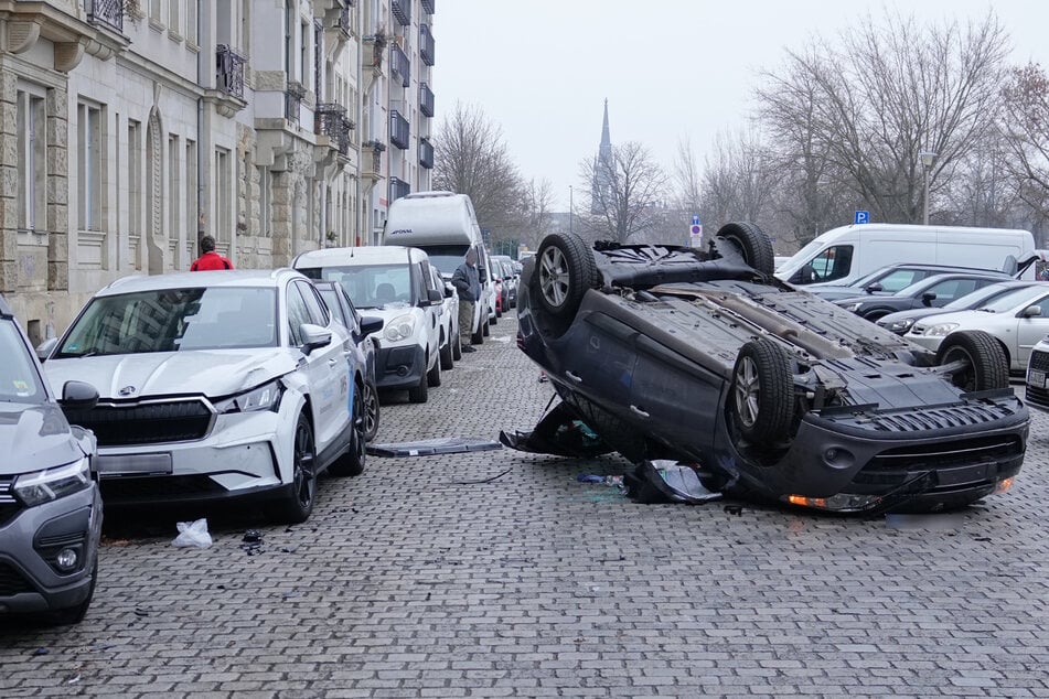 Ungewöhnlicher Anblick: In der Dresdner Bundschuhstraße lag am Samstag ein Renault auf dem Dach.