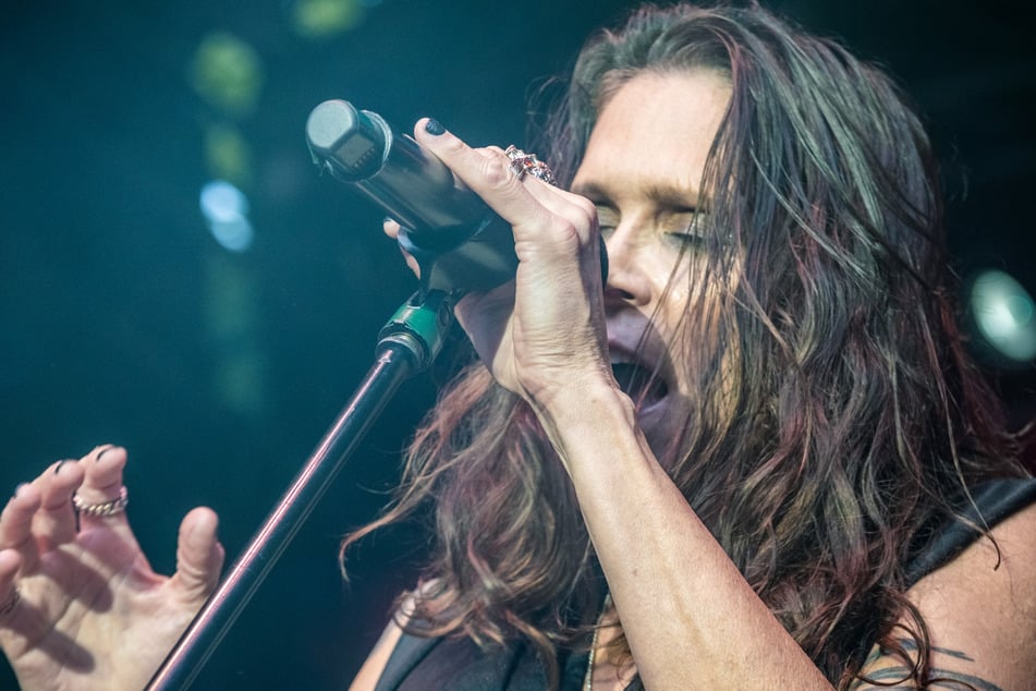 Bluesrock-Ikone Beth Hart: Volle Parkbühne erlebt Wahnsinns-Show!