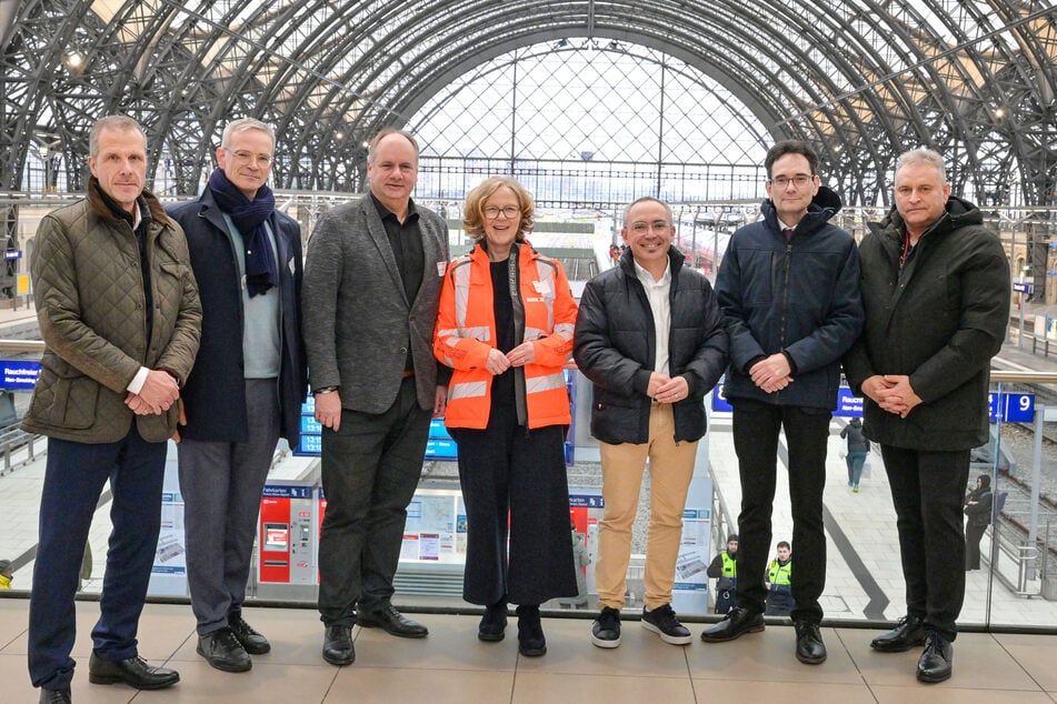 Bei der Einweihung des neuen Hallendachs am Dresdner Hauptbahnhof versammelt: (v.l.) der Konzernbevollmächtigte Martin Walden, MdB Markus Reichel, OB Dirk Hilbert, Infrastrukturministerin Regina Kraushaar, Ralf Thieme von InfraGO Bahnhöfe, Frank Engel (BMV) und Heiko Klaffenbach (Bahnhofsmanager).