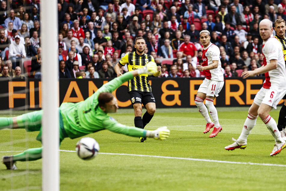 Markus Schubert (l.) ohne Abwehrchance! Der brasilianische Nationalangreifer Antony (M.) bringt Ajax mit diesem satten Strahl mit 1:0 in Front.