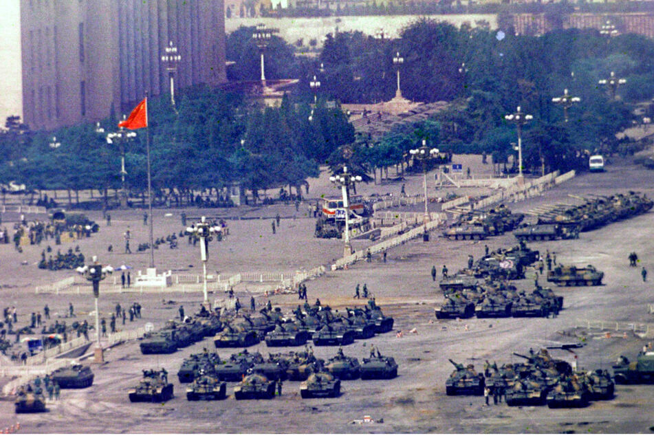 Viele dürften sich bei den bedrohlichen Videos an die Niederschlagung der Studenten-Proteste am "Platz des Himmlischen Friedens" im Juni 1989 erinnert fühlen. Damals starben Tausende Menschen, einige wurden von Panzern totgefahren.