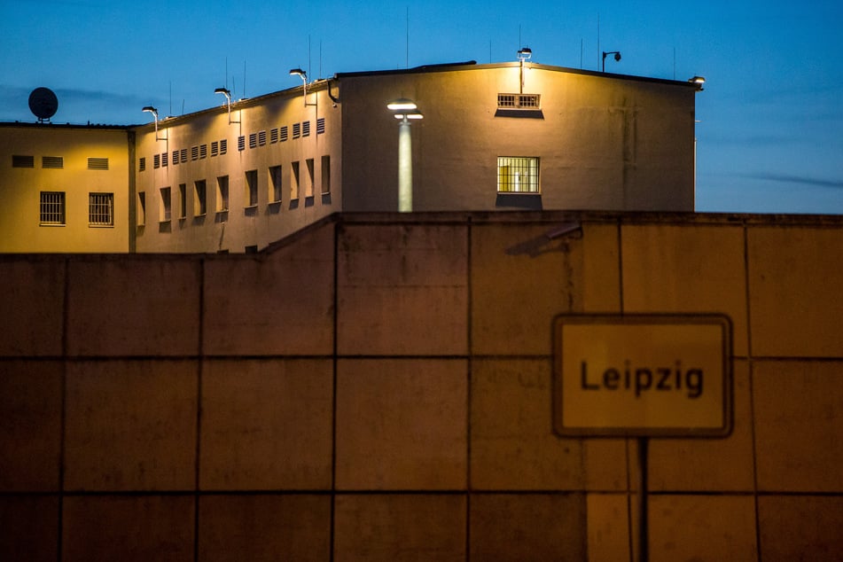 Die Justizvollzugsanstalt Leipzig - am Donnerstagabend letzter Woche wurde von hier aus ein Zeuge im Femizid-Verfahren telefonisch bedroht.