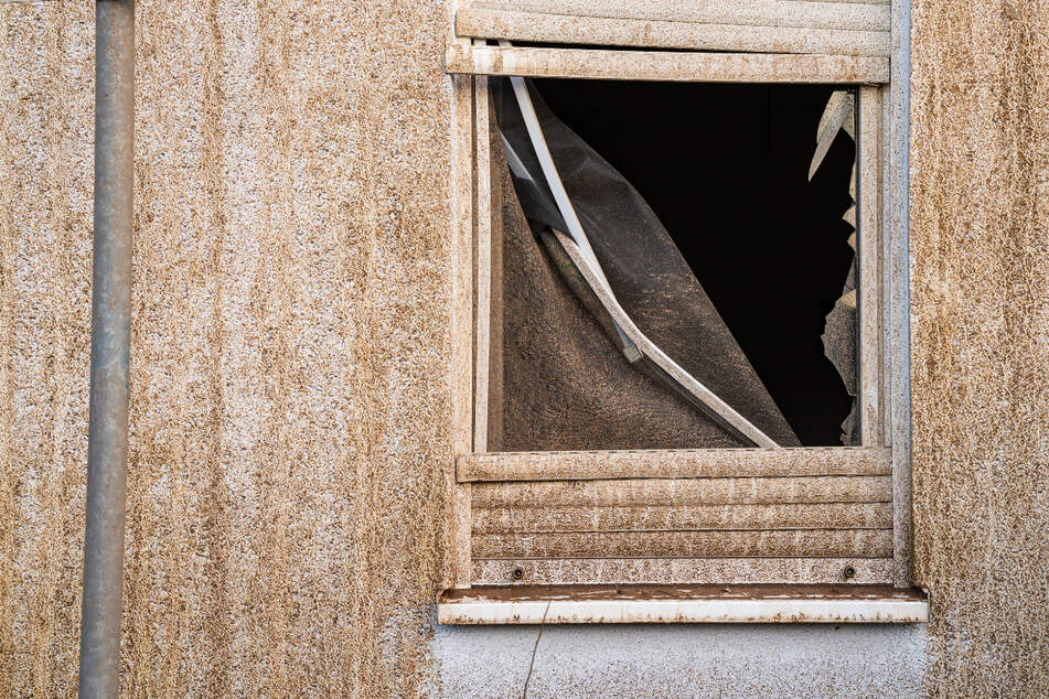 Unter anderem gingen im Umkreis mehrere Fenster zu Bruch.