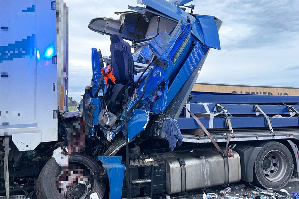 Die völlig deformierte Fahrerkabine des Lastwagens lässt die enorme Wucht des Zusammenstoßes erahnen.