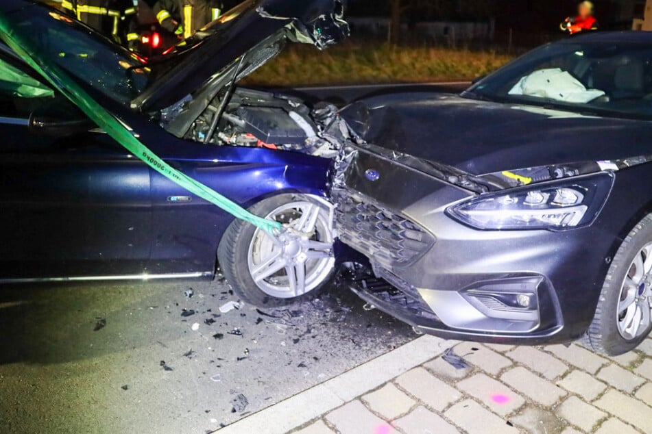 Auf der B169/Chemnitzer Straße in Arnsdorf krachten am Samstag ein Ford und ein Mercedes zusammen.