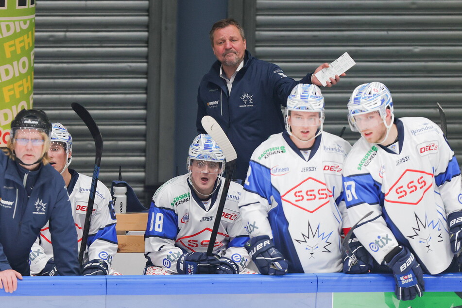 Eislöwen-Coach Andreas Brockmann (h.) war sichtlich unzufrieden nach dem zweiten Drittel.