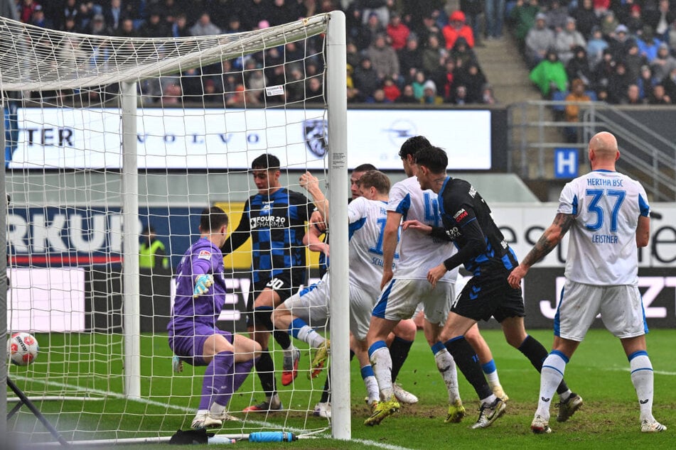 Tjark Scheller (3.v.l.) nutzt das Gedränge vor Tjark Ernst (l.) und erhöht nach einer Ecke auf 2:0 für den SC Paderborn.