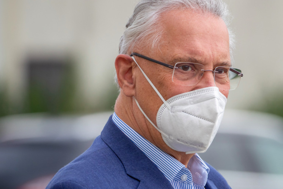 Joachim Herrmann (64, CSU), bayerischer Innenminister, trifft zu einem Pressetermin mit Mund- Nasenschutz ein.