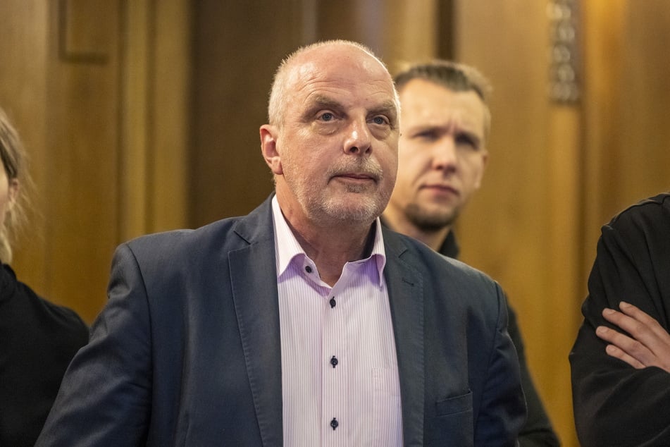 Anspannung: Detlef Müller beobachtet die ersten Hochrechnungen der Bundestagswahl 2025 in seiner Heimatstadt Chemnitz - am Ende reichte es nicht mehr für einen Platz im Bundestag.