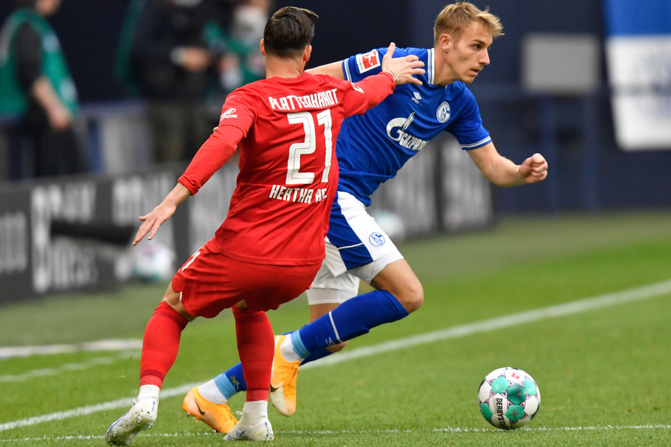 Herthas Marvin Plattenhardt (l.) im Zweikampf mit Timo Becker. Für den Linksverteidger ist es das erste Spiel nach seiner Corona-Infektion.