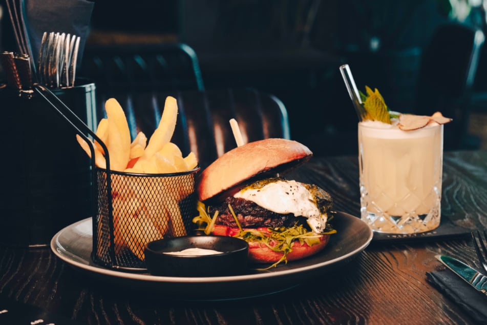 Oder, wie wäre es mit einem saftigen Italian Burrata Burger, dazu einen leckeren Cocktail?