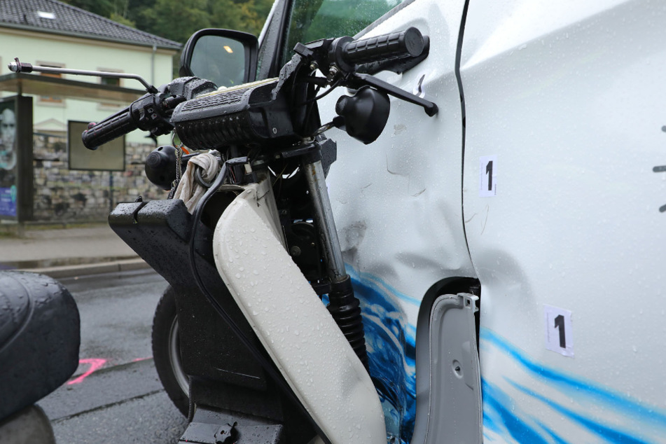 Das Moped stieß dem Transporter in die Seite.