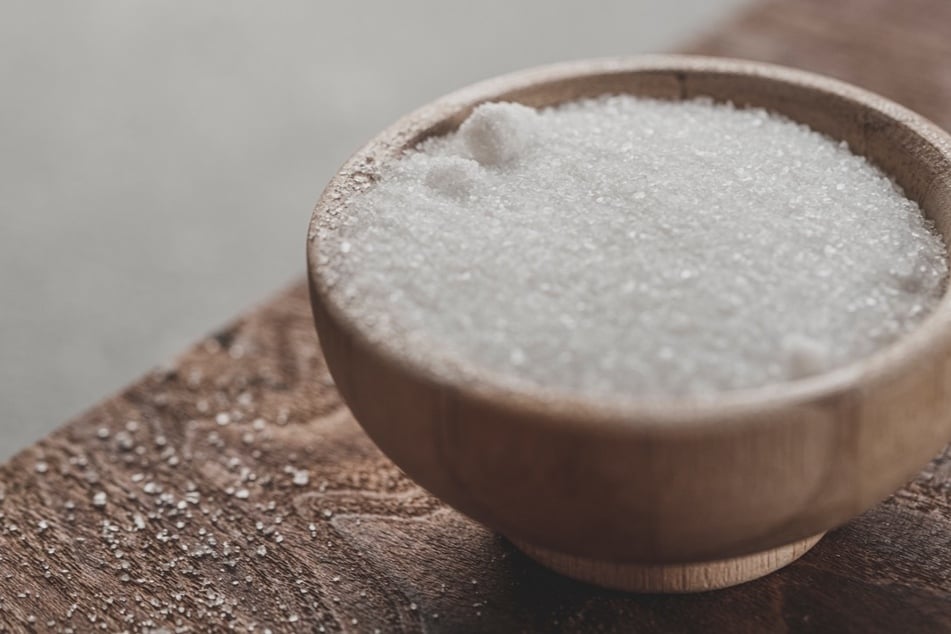 Salz ist ein effektives Hausmittel gegen Rußflecken auf Kleidung und anderen Textilien.