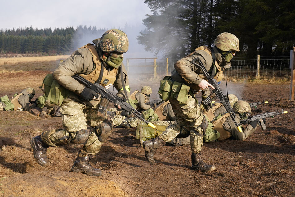 Ukrainische Soldaten nehmen an einer militärischen Übung in einem britischen Truppenübungslager teil.