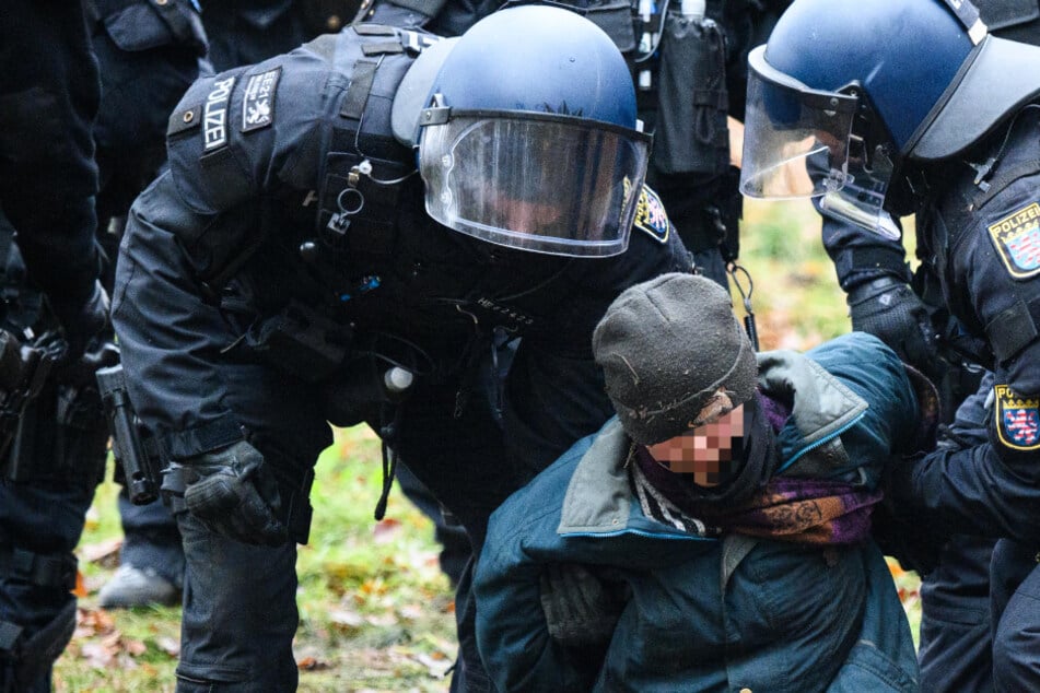 Ein Aktivist wird am 12. November durch Spezialkräfte im Dannenröder Wald festgehalten.