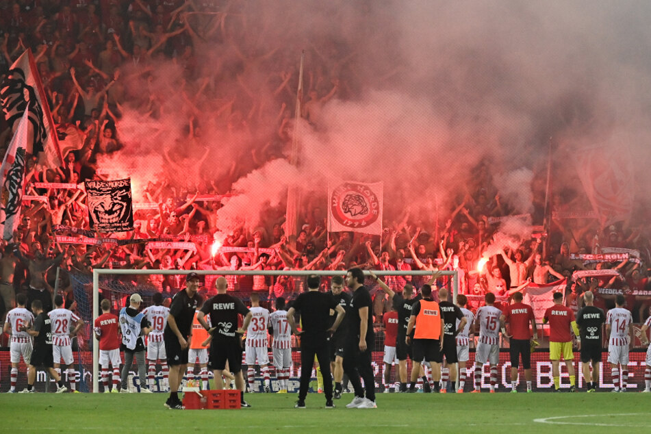 Nach dem Spiel fackelten die Fans des 1. FC Köln beim Fehérvár FC reichlich Pyrotechnik ab.