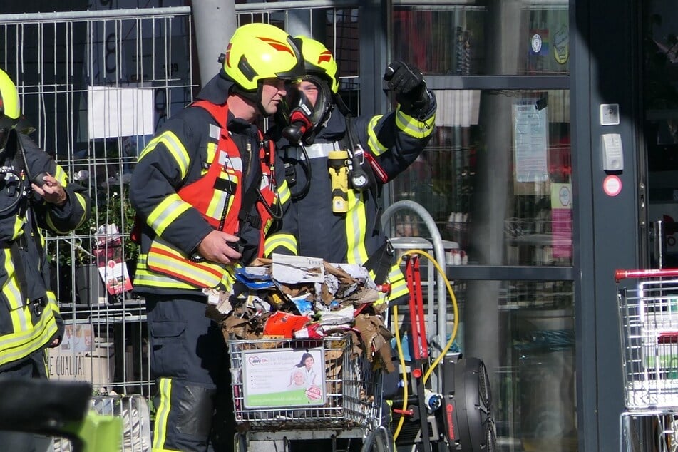 Das Brandgut wurde außer Reichweite gebracht und draußen abgelöscht.