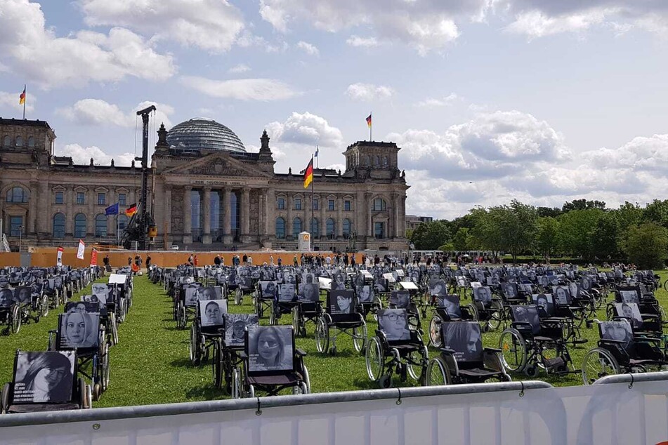 Hunderte Rollstühle stehen am Dienstag vor dem Bundestag. Sie symbolisieren die Schicksale von Long-Covid-, ME/CFS- und Post-Vakzin-Syndrom-Betroffenen.