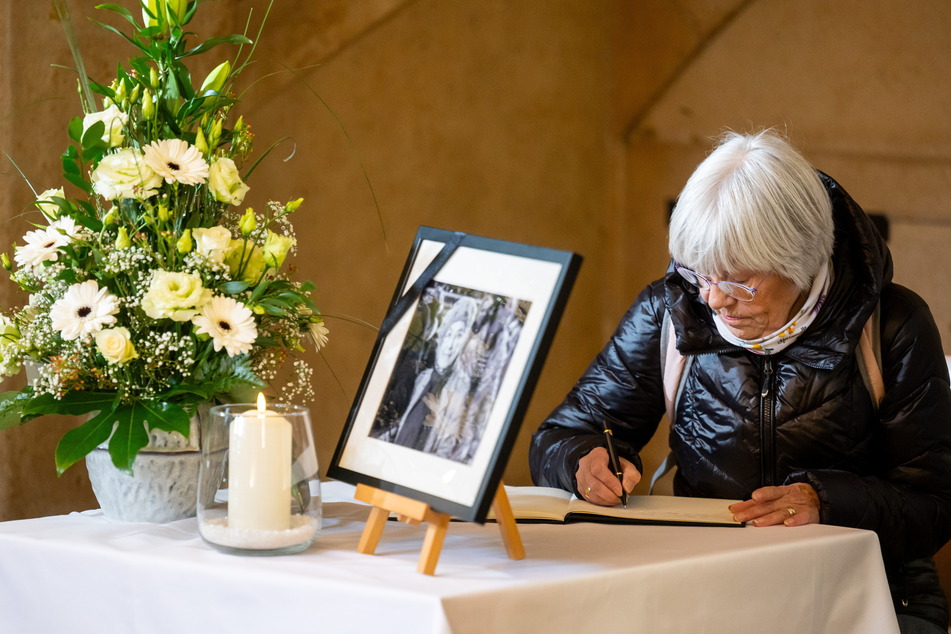 Monika Scheibe (74), ehemalige Chemnitzer Eiskunstlauf-Trainerin, trägt sich im Rathaus in das Kondolenzbuch für Jutta Müller (†94) ein.