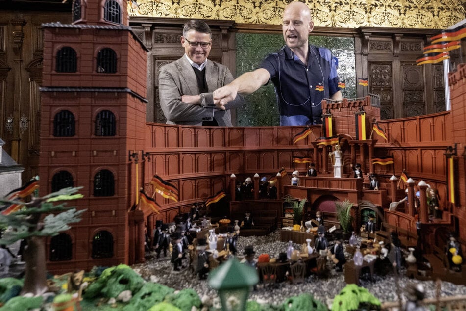 Oliver Schaffer (r.) erklärt Ministerpräsident Boris Rhein Teile der großen Playmobil-Ausstellung.