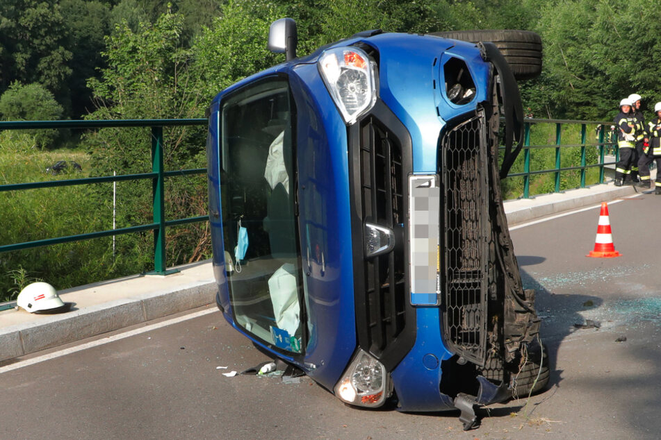 Fliege führt zu Unfall im Erzgebirge: Dacia landet auf der Seite