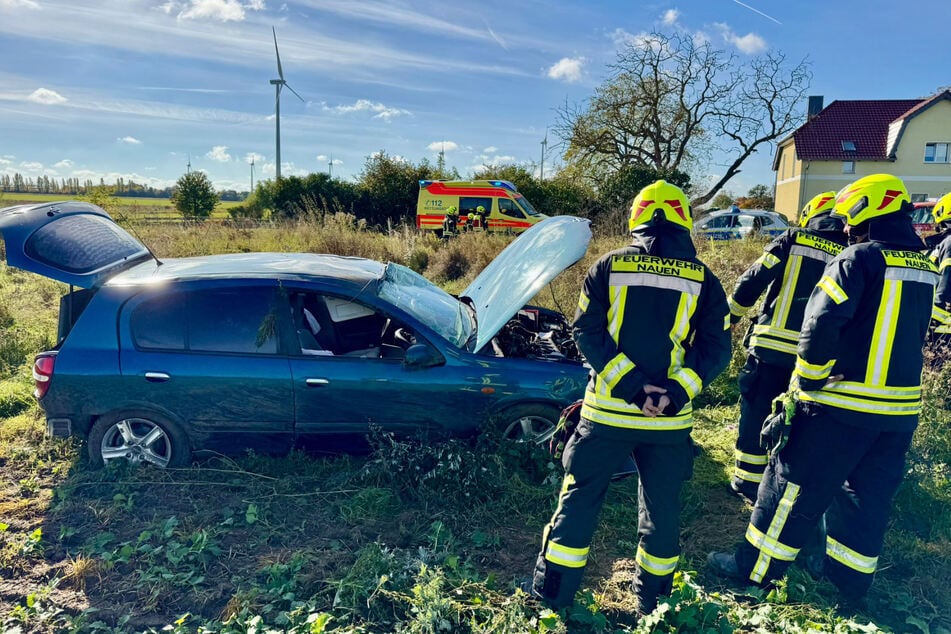 Nissan kommt von Fahrbahn ab und überschlägt sich
