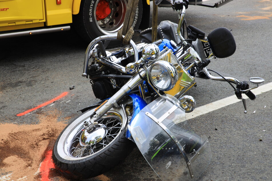 Das Motorrad wurde beim Unfall stark beschädigt.