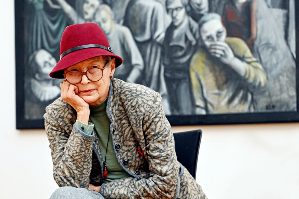 Doris Ziegler vor ihrem Gemälde. Im zweiten Stock des Albertinums hängt ihr Bild nun neben Werken ihrer Lehrer Tübke und Mattheuer.