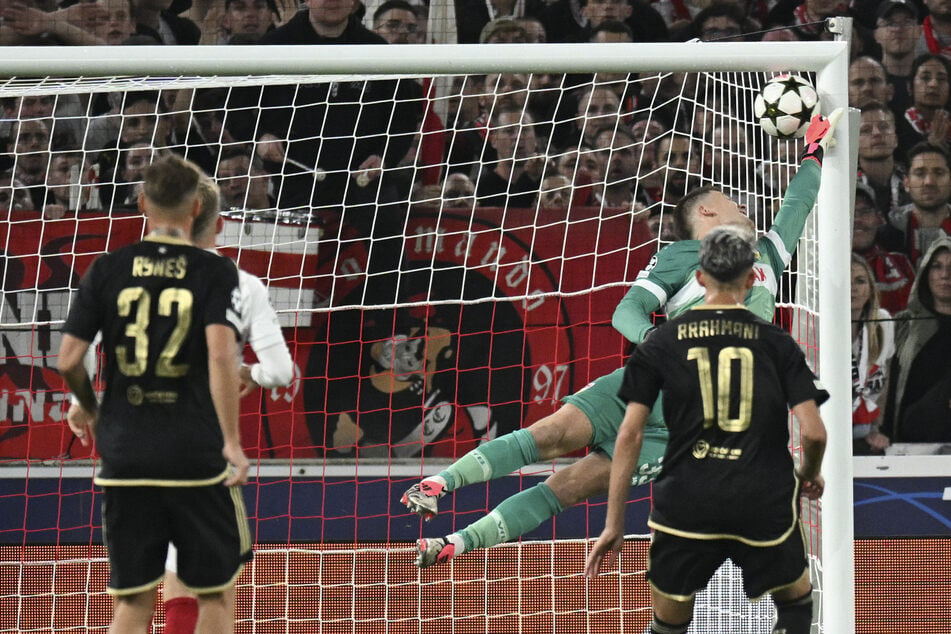 Nichts zu machen für Alexander Nübel! Der Freistoß schlägt genau im Knick ein.