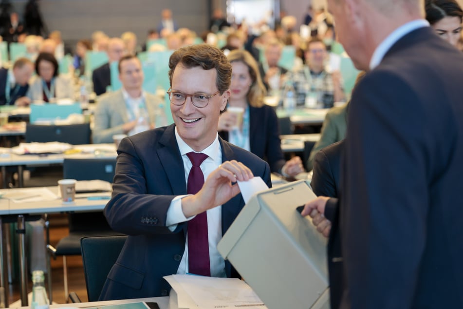 Kurz vor der Kommunalwahl in NRW wird Ministerpräsident Hendrik Wüst (50) als Landesparteichef bestätigt - mit einem starken Ergebnis.