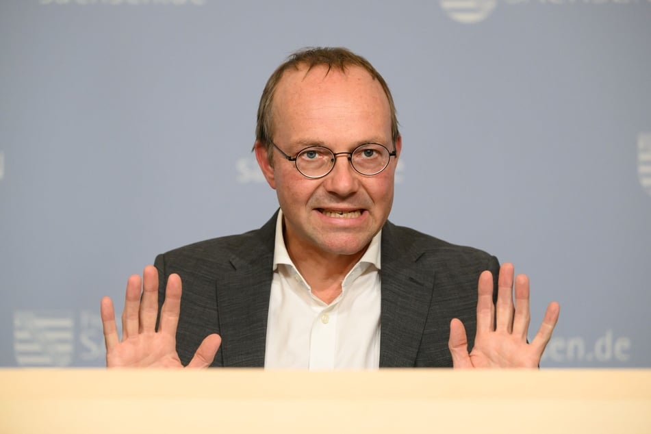 OB-Bewerber Wolfram Günther (53, Grüne) kritisiert die geplante Grundstücksveräußerung an die LWB und fordert mehr Unterstützung für den kommunalen Wohnungsbau.
