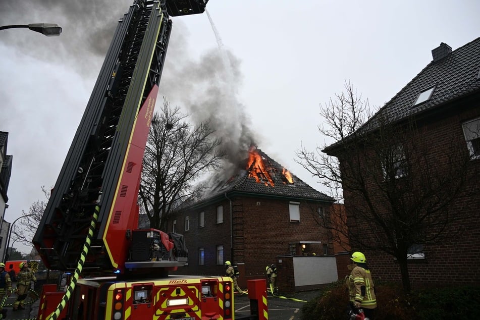 Schon von Weitem war die Rauchsäule zu sehen, die durch das Feuer im Dachgeschoss dieses Hauses in Pulheim entstanden war.