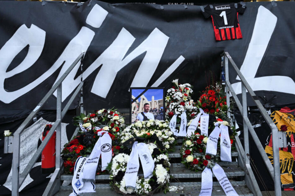Mit einem Banner und Kränzen wurde im Stadion eines treuen Fans gedacht, der in der vergangenen Woche gestorben ist.