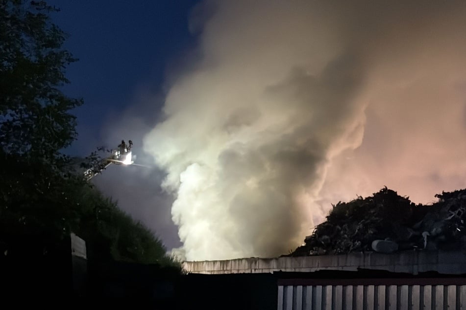Der Brand verursachte eine starke Rauchsäule.