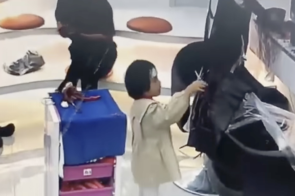 Ein Mädchen (6) hat in einem chinesischen Friseur-Salon zur Schere gegriffen und für mächtig Ärger gesorgt.